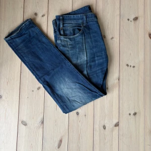 Blå Replay jeans RBJ 901 - Fina replay jeans i bra skick. Passformen är slim/regular i storlek 32/34. 