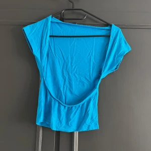 Öppen i ryggen t shirt - Säljer t shirt med öppen rygg. Är från shein därför priset. Har en likadan vit i min profil om man vill köpa båda samtidigt 