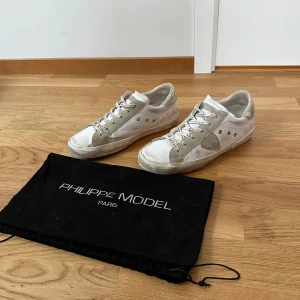 Philippe model skor  - Säljer nu dessa Phillip modell. Dom är skit dåligt skick nu och använda. Sulan håller på att gå upp och dom är allmänt förjävliga. Rekommenderar inte att köpa dessa.