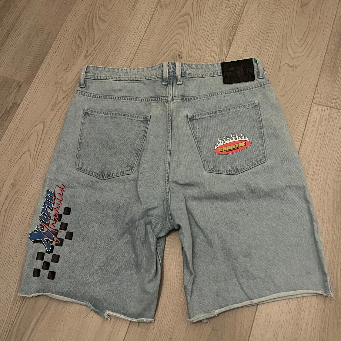 Ljusblå jeansshorts med racingtryck (Baggy) - 1