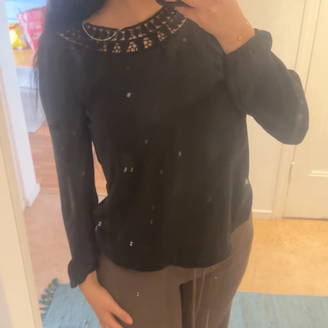 Svart blus med spetsdetaljer från H&M Divided