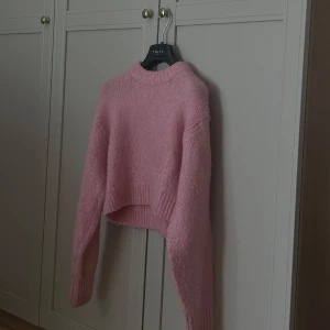 Rosa croppad stickad tröja från H&M - Säljer en supermjuk och mysig rosa stickad tröja från H&M. Tröjan är inte speciellt lång och därför är den väldigt fin till sommaren plus att färgen är ett måste! Nypris är 349kr. Storlek xxs-xs. Skicket är mycket bra och säljer även på Vinted.