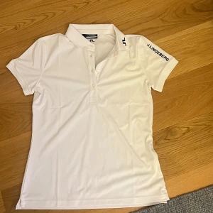 J.lindeberg pike - Säljer en j.lindeberg piké storlek L i vit. Perfekt tröja till sommaren 