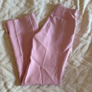 Rosa kostymbyxor - Superfina ljusrosa kostymbyxor från Gina Tricot med raka ben och slits vid fötterna. Aldrig använda då de är för små för mig. Strlk 34. 220kr inkl. Frakt