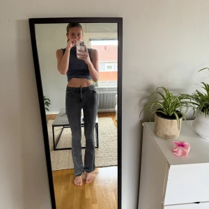 Grå raka jeans only W28 L36 - Säljer ett par grå jeans från Only storlek W28, L36! Jag är 182 cm! 