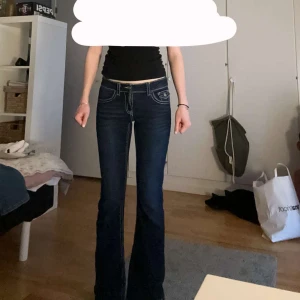 Mörkblå bootcut jeans från Gina Tricot - Säljer ett par mörkblå low waist jeans från Gina Tricot young med bootcut passform och vita kontrastsömmar. Jeansen har klassiska fickor både fram och bak samt låg midja. Jätte snygga och coola jeans. Pris kan diskuteras. Skriv om du har några frågor!💞