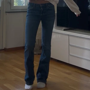 Mörkblåa Zara jeans  - Jeans från Zara som har kommit till användning ett fåtal gånger! Midjemått: 34+ stretch, innerbenslängd: 79cm💕