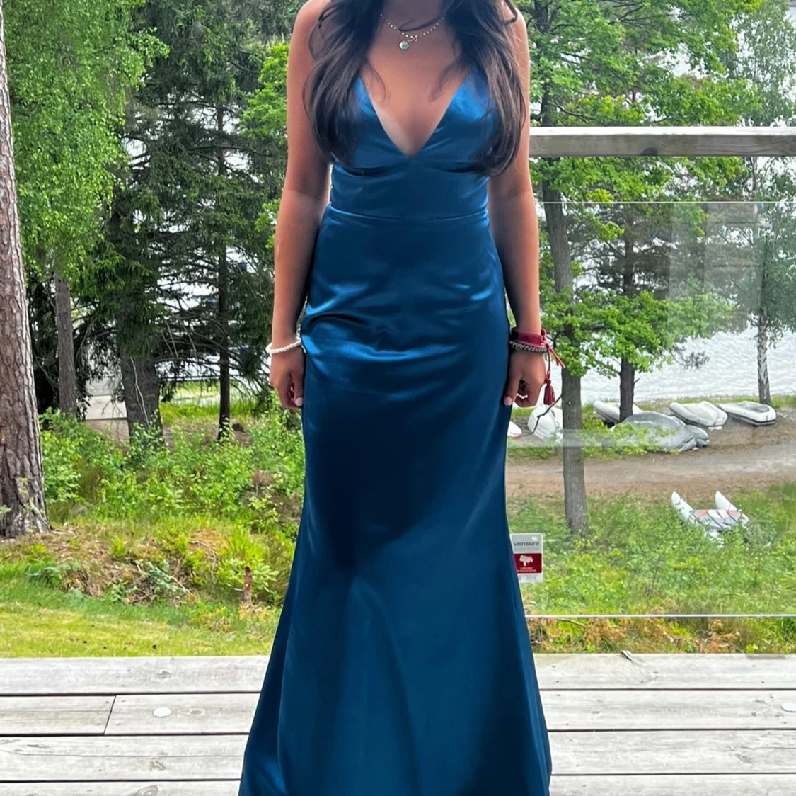 Blå långklänning med v-ringning