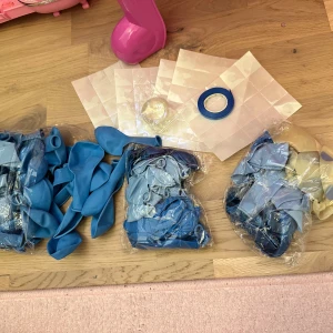 Ballongbåge kit i blå nyanser - Säljer ett komplett ballongbåge kit med ballonger i olika blå nyanser, tejp, limprickar och blått band. Perfekt för att skapa en snygg ballongdekoration till kalas eller fest. Allt du behöver för att bygga en ballongbåge ingår.