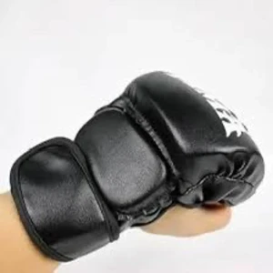 Svarta MMA handskar - Säljer ett par svarta fingerlösa MMA handskar med vaddering över knogarna och justerbart handledsspänne. Handskarna är tillverkade i ett glansigt material och har vit MMA-logga på ovansidan. Perfekta för kampsportsträning.