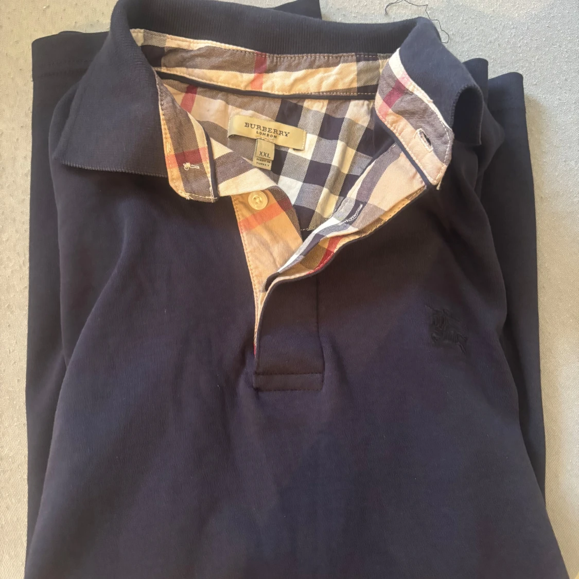 Mörkblå pikétröja från Burberry