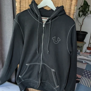 True religion hoodie - True religion hoodie, svart och vit, storlek M, köpt på NK för 1600kr, mitt pris 859kr