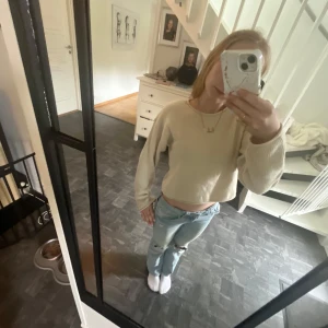 Beige ribbad croppad tröja - Säljer en beige ribbad croppad tröja med lång ärm. Tröjan har en enkel och stilren design med rund halsringning och är tillverkad i ett mjukt material som passar perfekt till vardags. Superfin att matcha med jeans eller kjol!💗