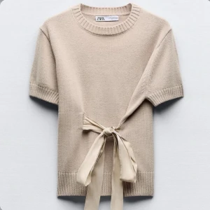 Zara topp med rosett - säljer denna sjukt snygga topp från Zara som inte säljs längre, passar till allt och är i bra skick, pris kan diskuteras 🥰