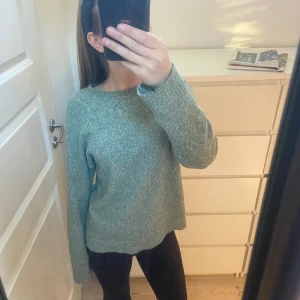 Stickad tröja  - Jättefin tröja från Vero Moda i jättefint skick. Hör av dig innan du köper eller vid frågor. Priset går att diskutera,nypris är 250💓