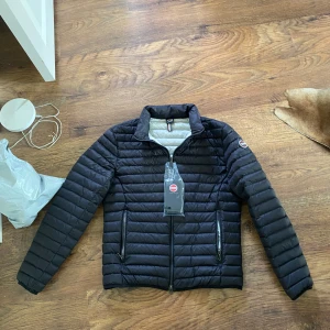 Svart pufferjacka från Colmar - Helt ny aldrig använd var förstår för mej så nu säljer jag den här nu pris 3500 har du någon fundering så är det bara att höra av sej