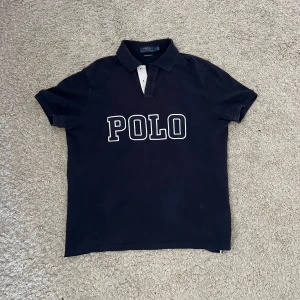Polo Pilé - Ralph Lauren Polo piké i mycket fin skick. Inga skador och använd varsamt. Finns hund i hemmet. Hör av dig vid funderingar.
