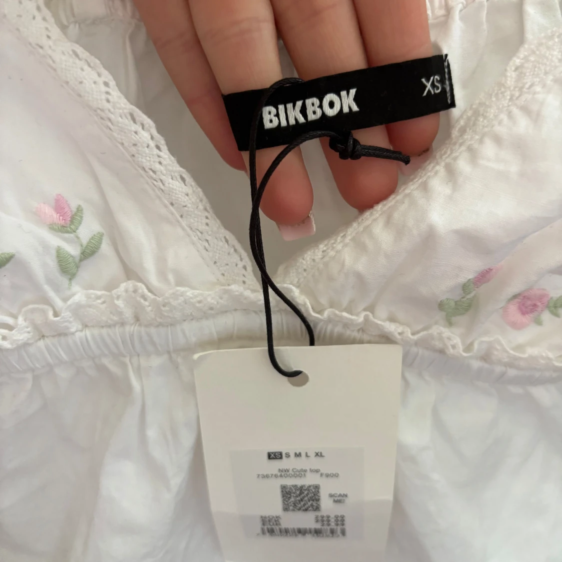 Vit linnetopp från BikBok - 2