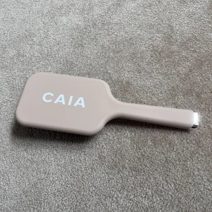 Caia hårborste  - Endast använd en gång, lite dammig eftersom den bara har legat i en låda och inte har används💕priset går att diskuteras 