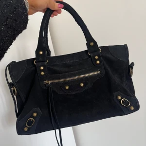 Handväska  - väska i mockamaterial, rymlig och mått är 35x21cm!!🌟❤️‍🔥 perfekt till allt och assnygg, köptes dyrt därav pris