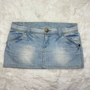 Lågmidjad jeanskjol vintage minikjol  - Storlek 34 men stor i storleken enligt mig. Så skulle säga att den passar en 36 bättre. Se mått. Midjemått:39 total längd:24,5 cm. Köp sker via köp nu, jag postar inom 24h. Kvar tills markerad såld