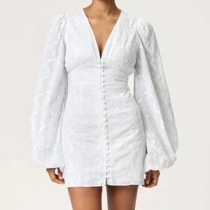 Adoore klänning  - Säljer min jättefina klänning från adoore, endast använd 2 gånger 💘 