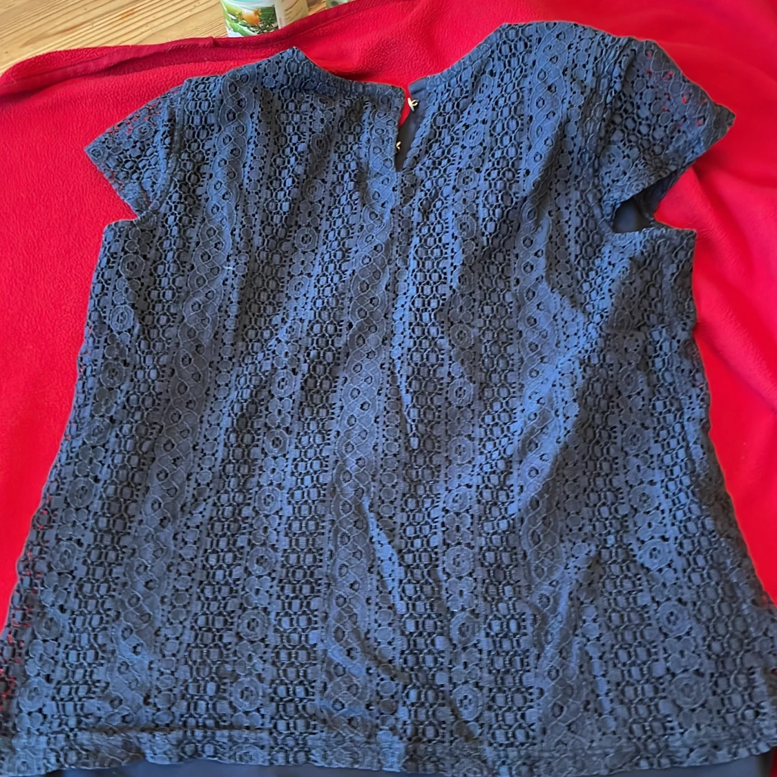 Mörkblå spetsblus från Holly & White - 2