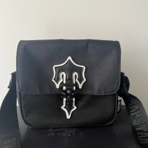 Trapstar bag  - Säljer en svart Trapstar bag som jag har knappt använt och vill sälja den till en ung man som har intressen i märken