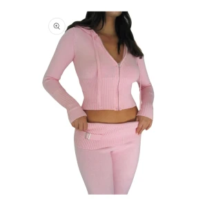 Ljusrosa stickat sätt från catania club - Köpte för 1500kr. Skriv till mig om du är intresserad eller vill att jag skickar andra/fler bilder!! Priset kan diskuteras!