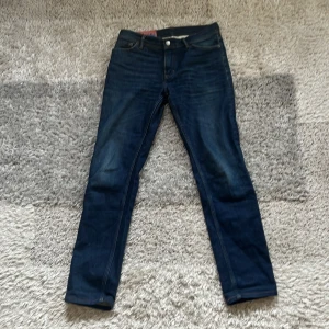 Mörkblå jeans från Acne Studios Blå Konst - Säljer ett par mörkblå jeans från Acne Studios Blå Konst i storlek 30 32. Skriv för fler frågor!
