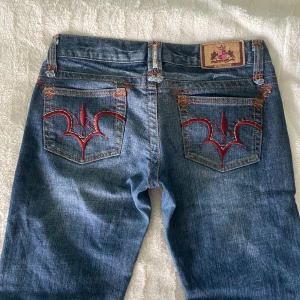 Vintage low waist jeans - Aaaasnygga vintage jeans med detaljer på fickorna, passar xs/s men är för korta för mig som är 166💕 