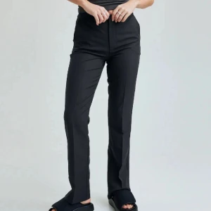 Svarta kostymbyxor bikbok  - Modellen heter VILMA KOSTYMBYXA MED MEDELHÖG MIDJA. Helt oanvända och säljer för halva priset. Strl 34