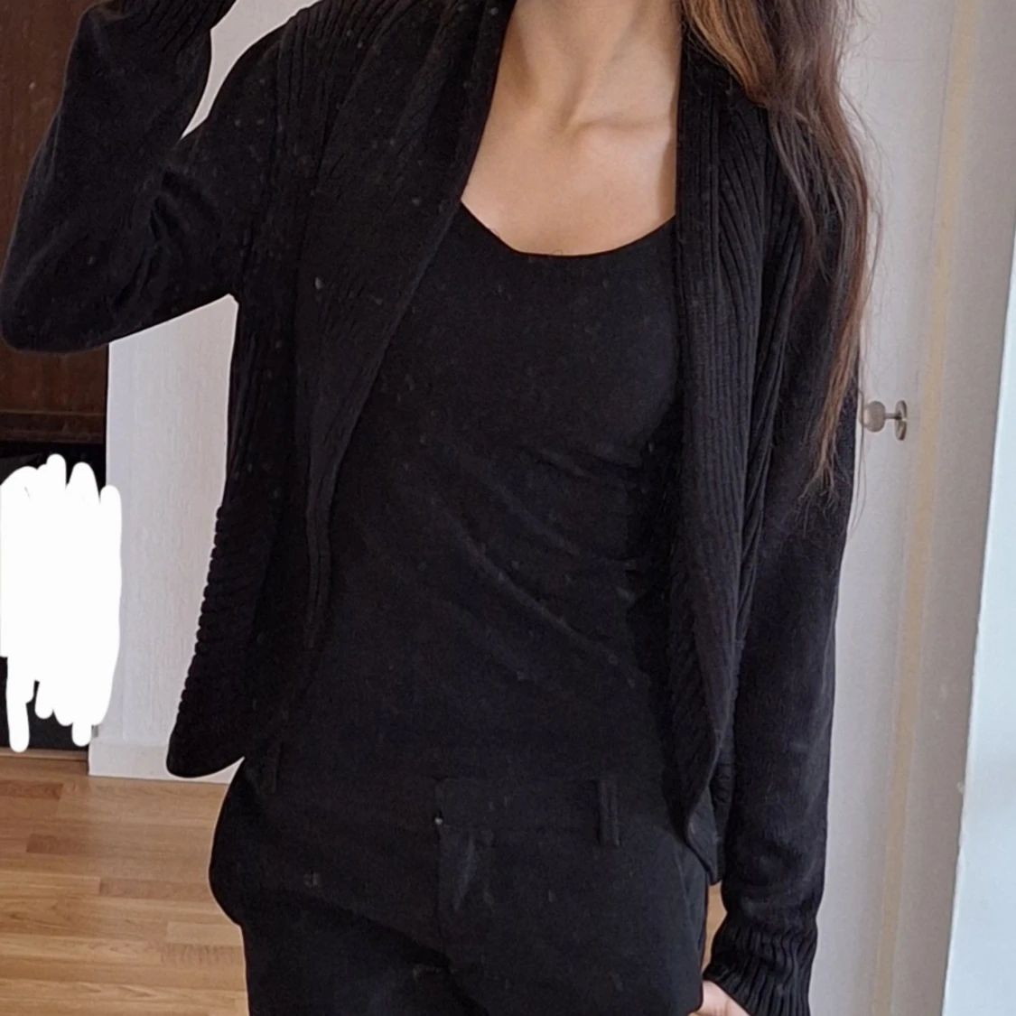 Svart kofta med ribbade detaljer - 1