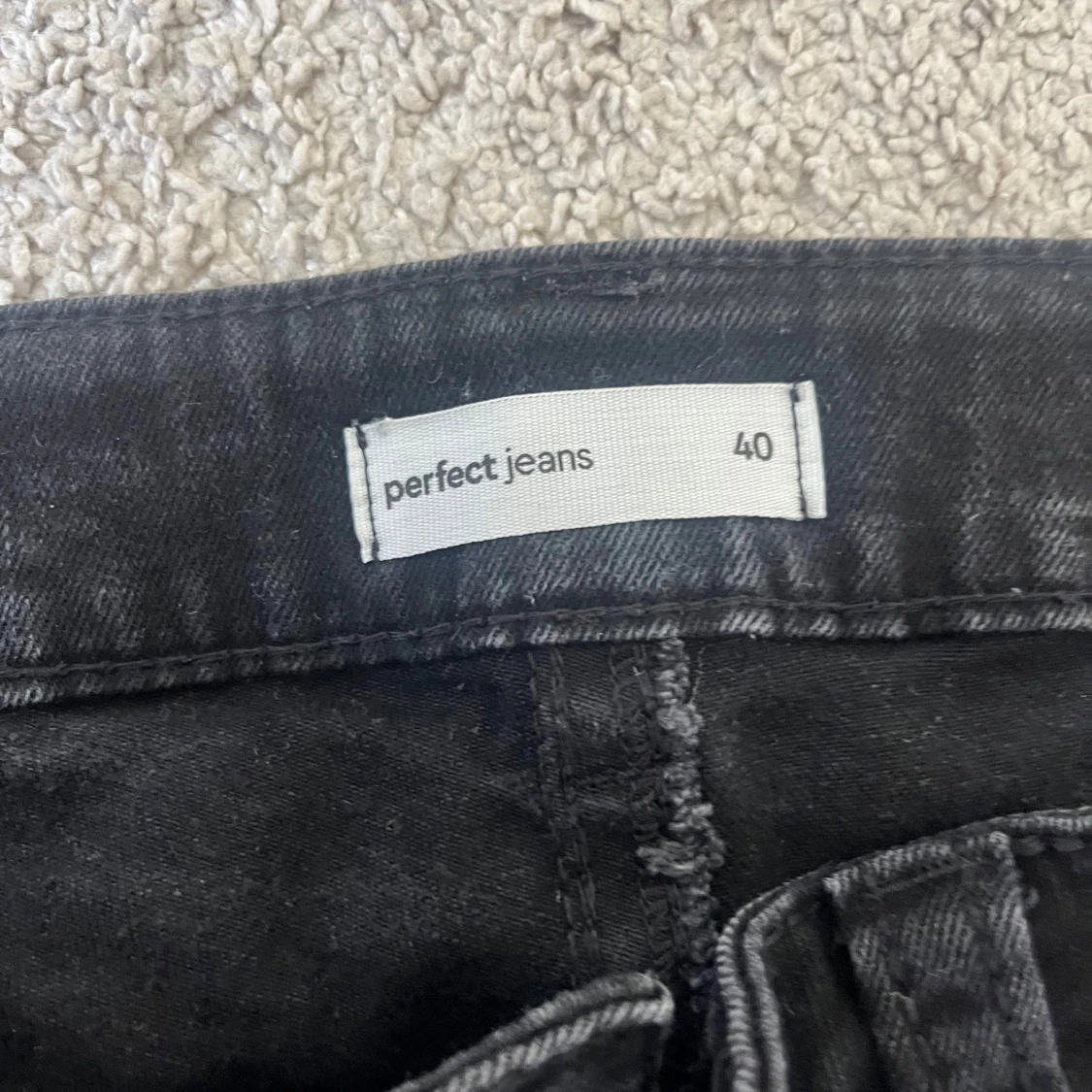 Svarta bootcut jeans från Gina Tricot - 2