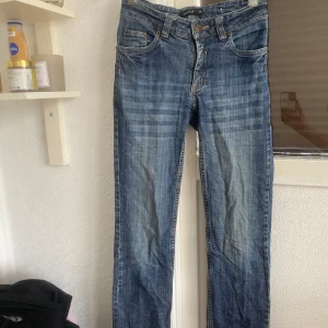 Jeans - Säljer ett par jeans ifrån Lindex i strl 34, mycket bra skick! Säljer dem för 150kr + frakt!