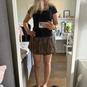 Leopard kjol💋 - Säljer en snygg leopardmönstrad kjol från NA-KD i storlek 34. Funkar så bra som topp också! Den har resor upptill💖💖