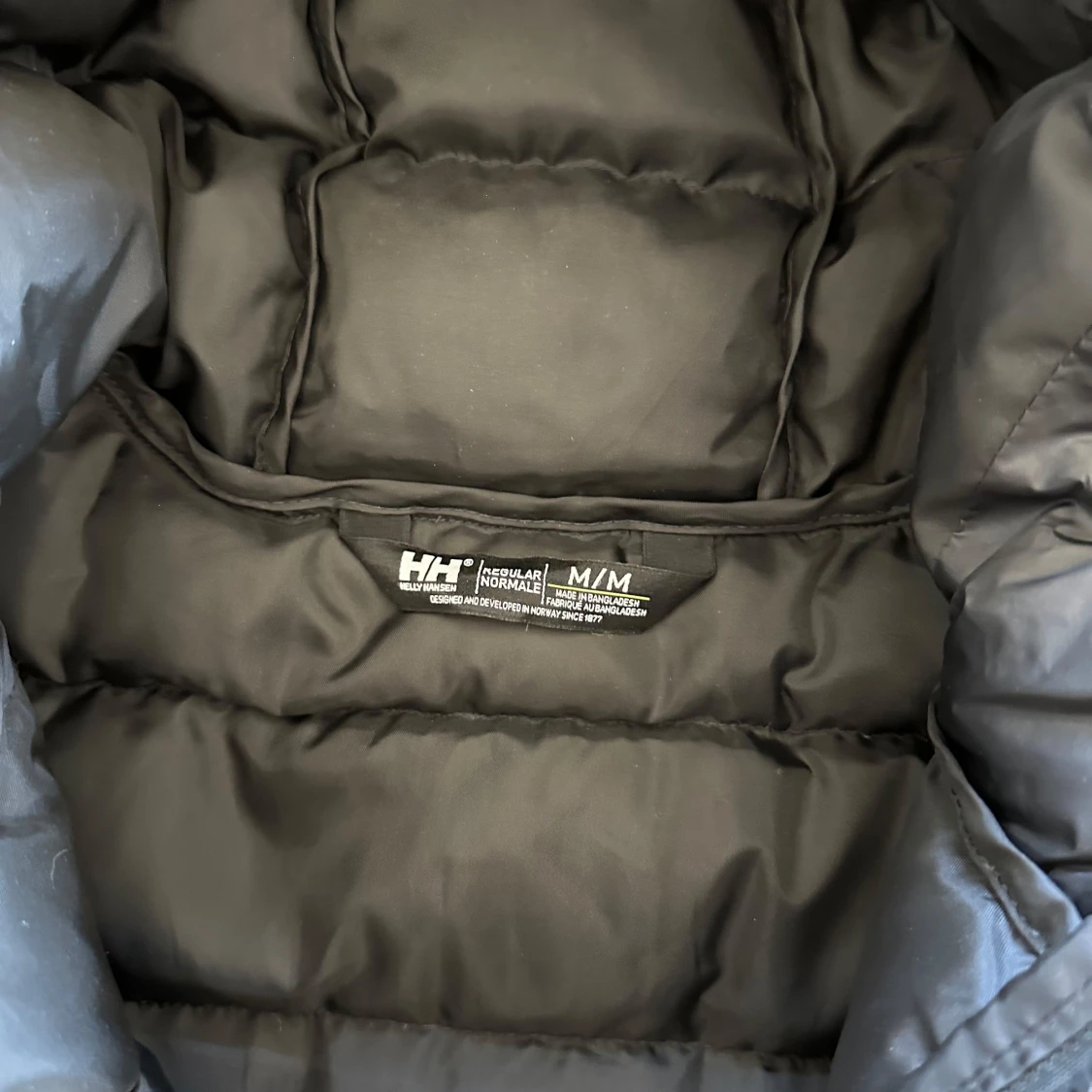 Svart pufferjacka från Helly Hansen - 2