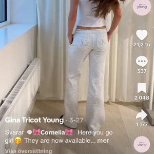 Gråa mjukis byxor lågmidjade - Säljer dessa nyköpta mjukisbyxor. De är väldigt Lågmidjade. Inga defekter och super mjuka. Slut i lager