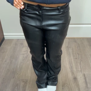 Skinnbyxor  - Svarta Skinnbyxor, aldrig använda och i mycket bra skick❤️