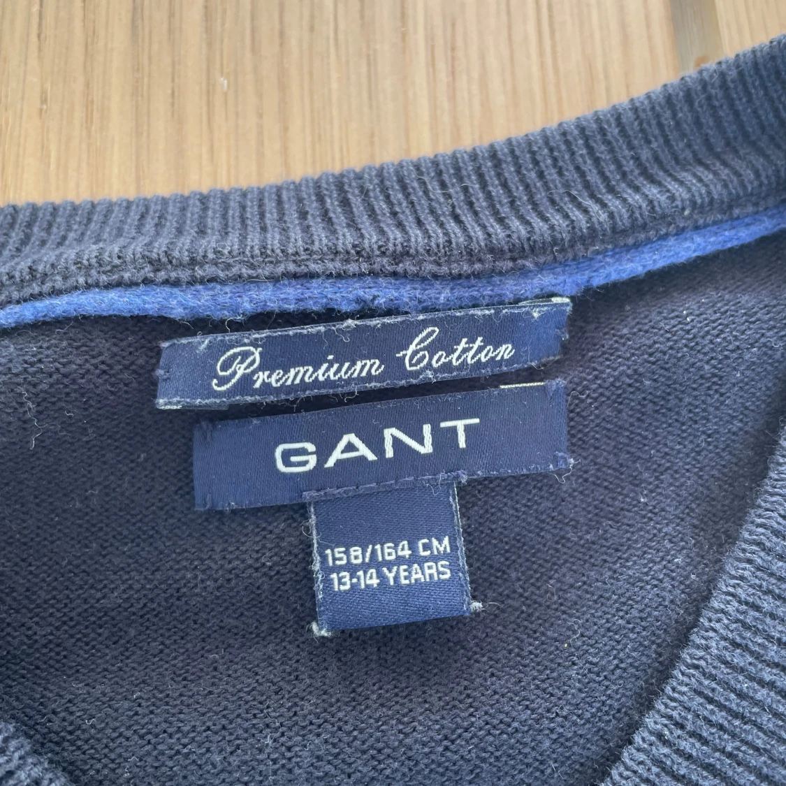 Mörkgrå v-ringad tröja från GANT - 2