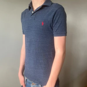 Polo Ralph Lauren piké - |Tja! En väldigt snygg Polo Ralph Lauren piké ❗️| Skick: 9,5/10 sjukt bra skick☑️.| Storlek: S, sitter lite litet på mig som är 188cm (true to size)📏| Nypris: ca 1000kr-1500kr💵| Färg: marinblå/mörkblå som på bilden💙| Fraktar spårbart via postnord eller instabox📦| Hör av er för mer information!| Allt gott👊