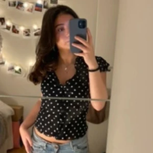 Söt prickig topp med knytning i ryggen💕 - Säljer en söt prickig topp med knytning i ryggen, saknar någon knapp men går lätt fixa, följer med extra knapp (bild 4)💓