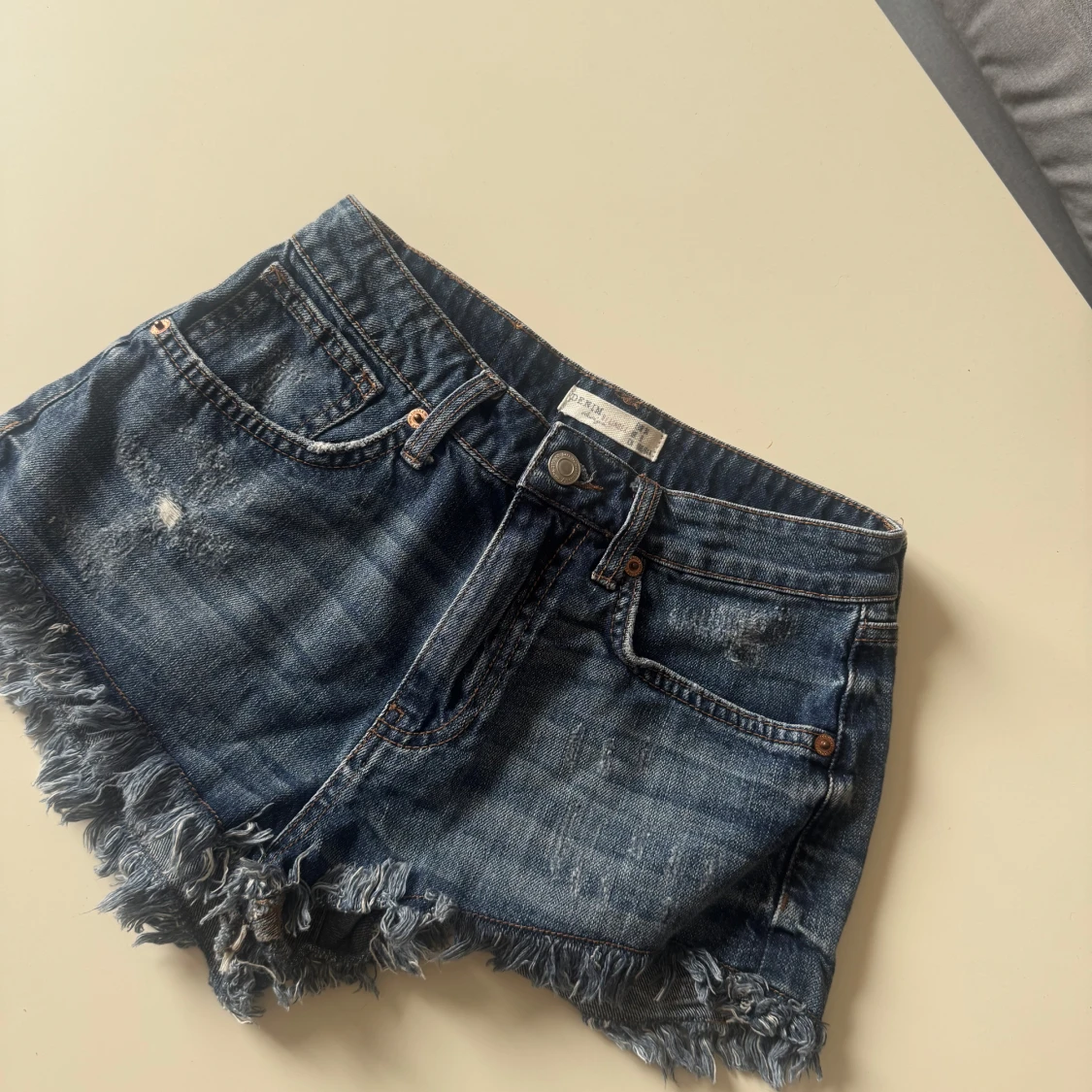 Mörkblå jeansshorts med fransar från One Teaspoon