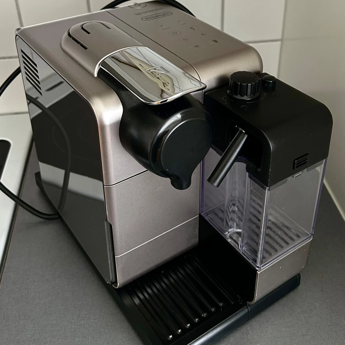 Kaffemaskin från DeLonghi med mjölkskummare