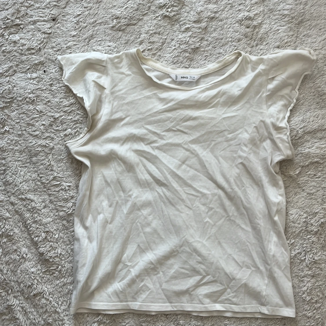 Vit topp med volangärm från MNG