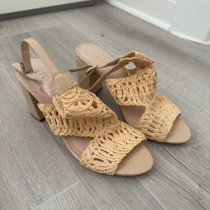 Beige klackskor Tiamo, storlek 37 - Klackskor från Tiamo (Scorett), använda endast en gång. Klacken är 8 cm lång!