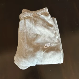 Grå mjukisbyxor från Nike - Säljer ett par grå mjukisbyxor från Nike i storlek M. Passar till väldigt mycket. Kan vara lite små så passar som S också.