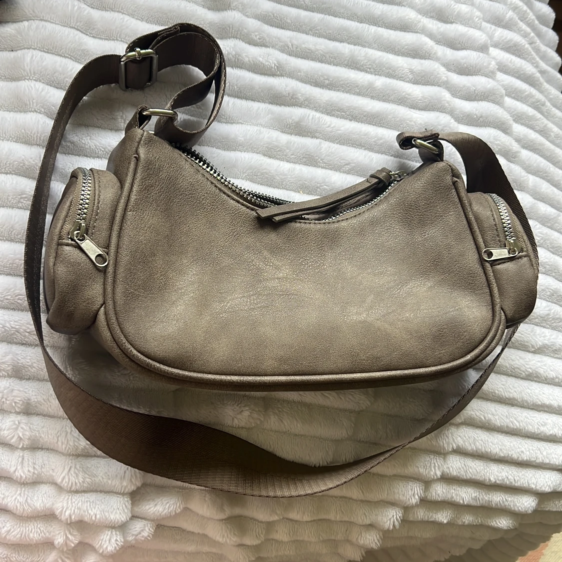 Beige axelväska med dragkedjor