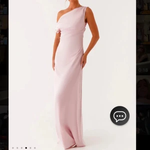 Rosa Balklänning  - Superfin rosa maxiklänning från peppermayo som passar perfekt till balen!!🌟✨ Aldrig använd och prislappen sitter kvar, säljes då jag valde att ha en annan klänning på balen🩷