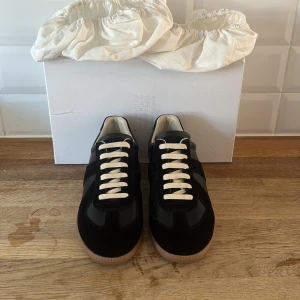 Maison margiela gats  - Skick: Ny Skick | Pris: 2499kr | Färg: Svart | Bäst pris på marknaden | Fraktar Inom 24 timmar 